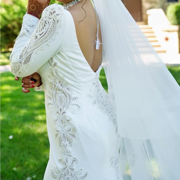 One of a kind wedding dress - worn only a couple hours - Picture 6 of 8